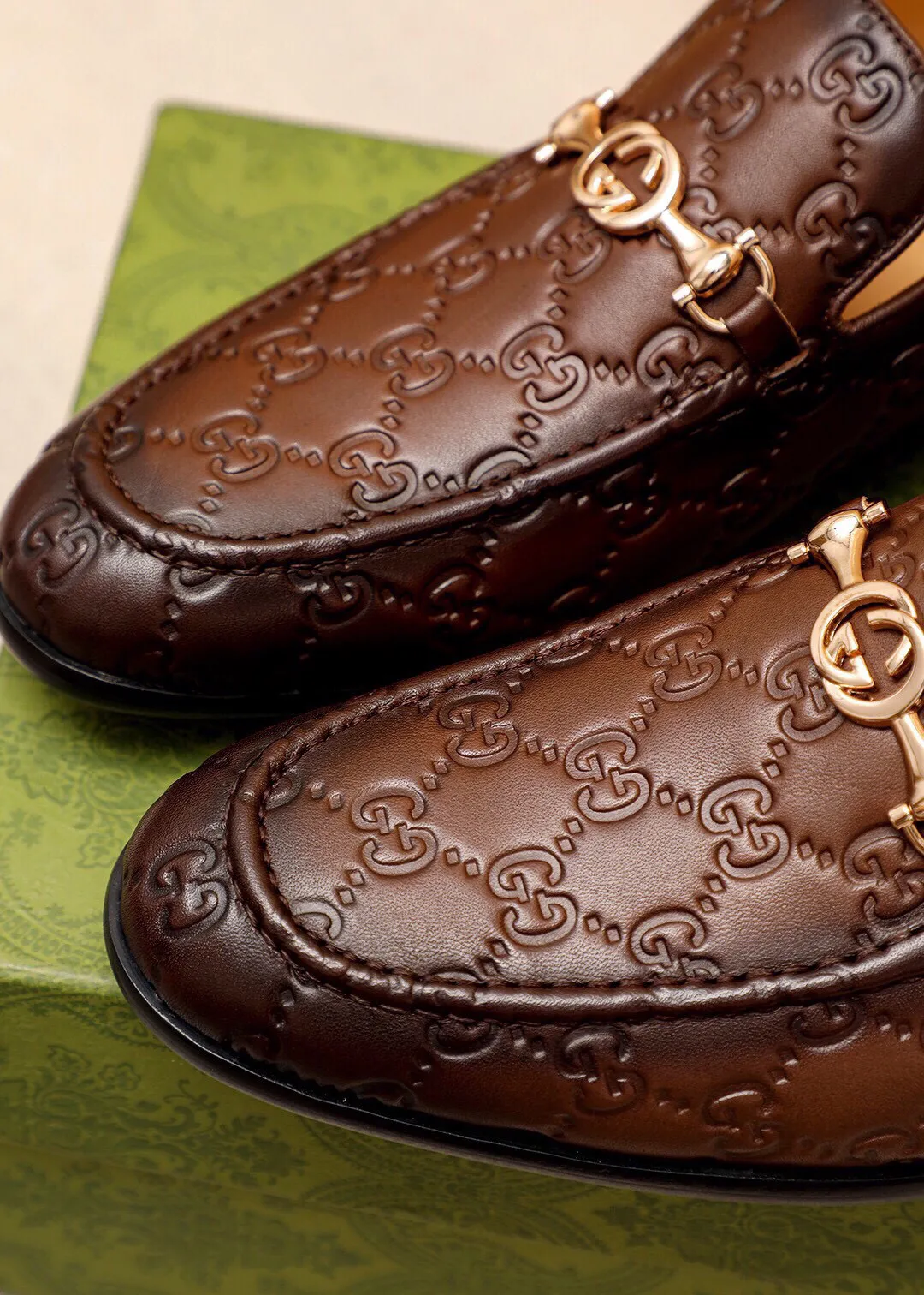 Men's shoes 💰520 💐 Product trademark: GUCCI "Gucci" casual leather shoes Regular size: 39-44 (38.45🉑️customized) Product materials: Selected imported first-layer calfskin embossed upper + luxury hardware buckle, imported water-dyed cow leather lining. Strong three-dimensional visual effect, original combination outsole Color: 3⃣️colors available